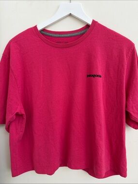 Patagonia woman’s cropped Fuchsia Short Sleeve Logo Tee front + back size large
